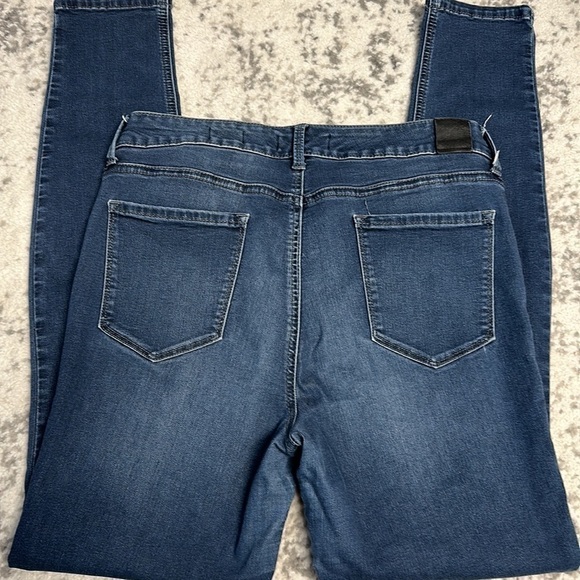 Level 99 mid rise Janice ultra skinny. With stretch! Size 32 - Picture 9 of 9